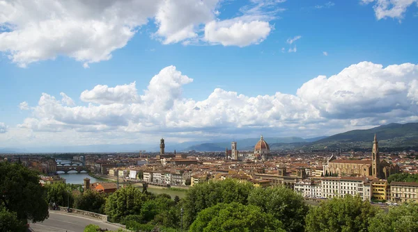 Panorama de Florença, Catedral de Santa Maria Del Fiore e Basílica de Santa Croce de Piazzale Michelangelo (Toscana, Itália ) — Fotografia de Stock