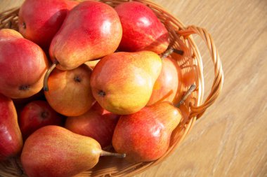 Olgun kırmızı armut çubuk sepeti ahşap tablo