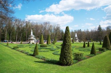 Peterhof, Saint-Petersburg, Rusya Federasyonu - 9 Mayıs 2015: Peterhof, St Petersburg, Rusya 9 Mayıs 2015 üst parkta pınarlarına.