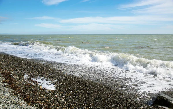Zee golven op de kustlijn op een zonnige dag — Stockfoto