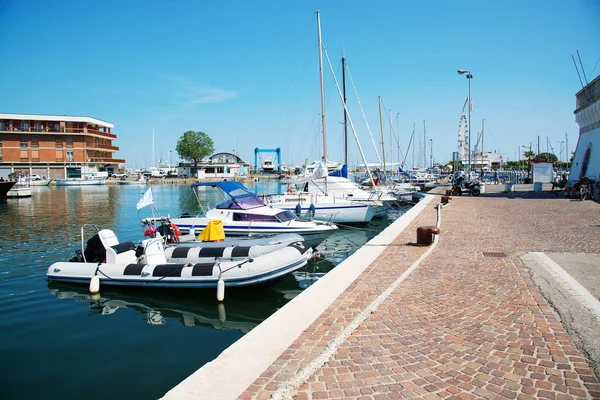 Barche bianche nel porto sono in attesa. Il mare è calmo . — Foto Stock