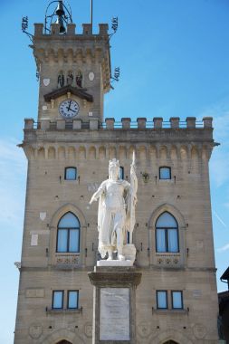 Halk Sarayı ve Saint Marino, kenti Özgürlük heykeli
