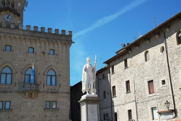San Marino. Câmara Municipal e estátua da Liberdade na praça central — Fotografia de Stock