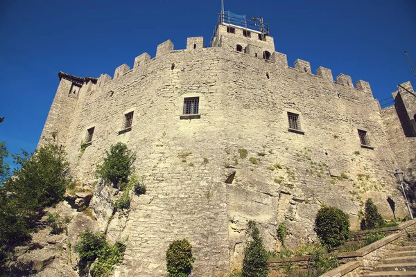 Andra tornet eller Rocca Cesta på Repubblica di San Marino vertikal — Stockfoto