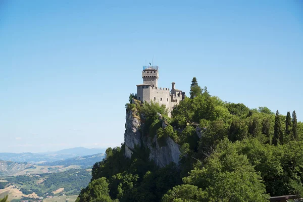 Mount Titano uçurumun kenarında havadan görünümü Cesta ve Montale. İkinci kule. İçinde İtalya San Marino Cumhuriyeti.