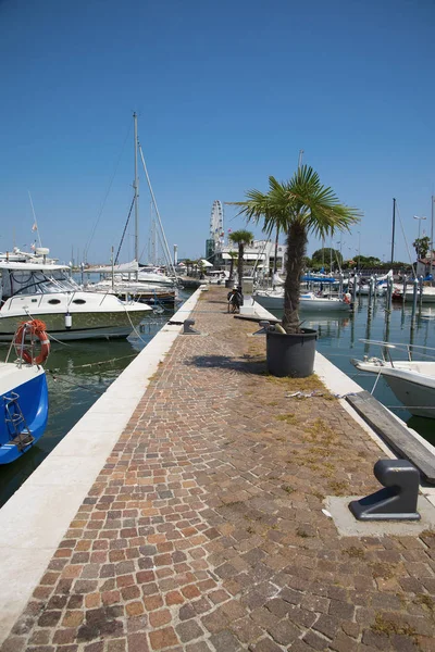 Yacht bianchi nel porto in attesa. Misano Adriatico, Emilia Roma — Foto Stock