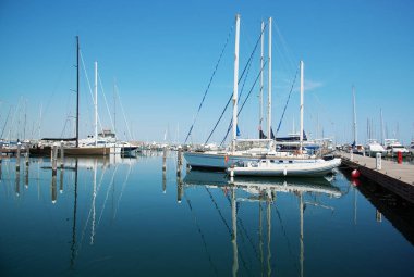 Beyaz bağlantı noktası bekleyen Yatlar. Misano Adriatico, Emilia Romagna, İtalya