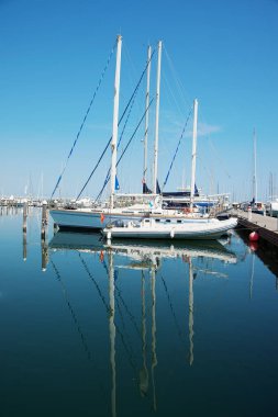 Beyaz bağlantı noktası bekleyen Yatlar. Misano Adriatico, Emilia Romag
