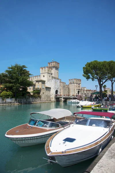 Medieval castle Scaliger in old town of Sirmione . — Stock Photo, Image