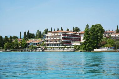 Sirmione Kent Merkezi, spa ve hamam binaları ile güneşli görünümünü