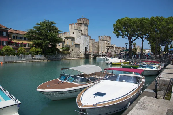 Medieval castle Scaliger in old town of Sirmione . beautiful lak — Stock Photo, Image