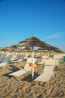  şemsiye ve şezlong üzerinde plaj Rimini İtalya - 