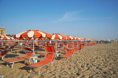 Turuncu şemsiye ve şezlong içindeki Rimini beach üzerinde
