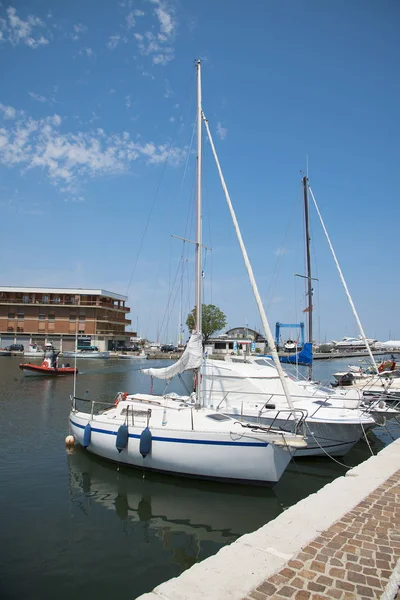 Yacht bianchi nel porto in attesa. Misano Adriatico, Emilia Romag — Foto Stock