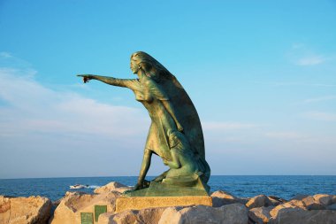 Rimini, İtalya - 21 Haziran 2017. Re bekleyen kadınlar için anıt