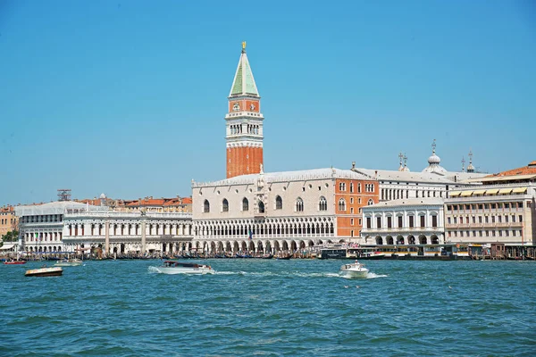Itálie. Benátky - 20 června 2017: výletní lodě plovoucí na pozadí katedrála bell tower of svatého Marka a Palazzo Ducale. — Stock fotografie