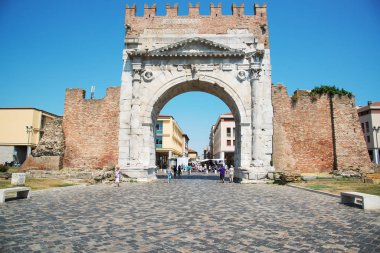 Rimini, İtalya - 21 Haziran 2017: Rimini, İtalya için bir tatil beldesi orta kısmında Augustus zafer takı