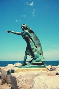 Rimini, İtalya - 24 Haziran 2017. Kadınlar kocalarının dönüşü deniz Rimini, İtalya için bekleyen anıt