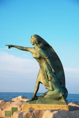 Rimini, İtalya - 24 Haziran 2017. Re bekleyen kadınlar için anıt