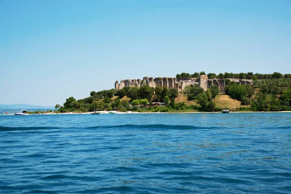 Sirmione, Lago de Garda. De Italia. vista sobre las ruinas de la Gruta de Catulo — Foto de Stock