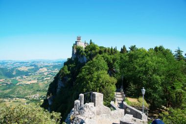 Mount uçurumun kenarında üzerinde Cesta ve Montale havadan görünümü 