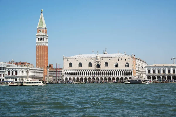 ITALIA. VENECIA - 20 de junio de 2017: barcos de recreo flotando en la ba — Foto de Stock