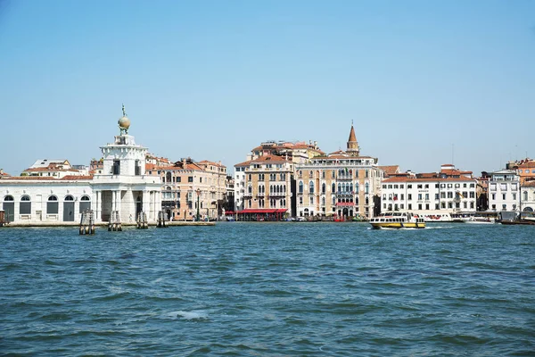 Visa av byggnaderna av Venedig från Canal — Stockfoto