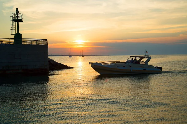 The yacht sails to the pier. Sea sunset time — Stock Photo, Image