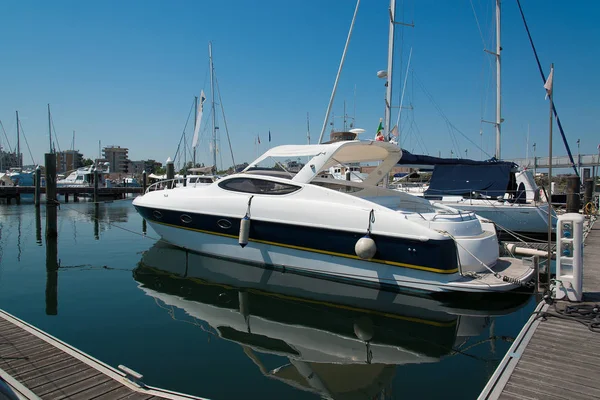 Vita segelbåtar i hamnen väntar. Om havet är lugnt. — Stockfoto