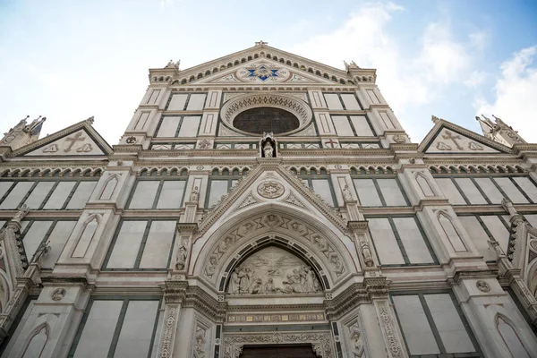 Die basilica di santa croce (Basilika des Heiligen Kreuzes) auf dem gleichnamigen Platz in Florenz, Toskana, Italien. — Stockfoto