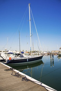 Bağlantı noktası bekleyen Yatlar. Denizde sakin.