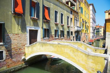 Venedik, Veneto, İtalya. Çok dar kanal. Venedik ada eski kesiminde tipik bir sokak.