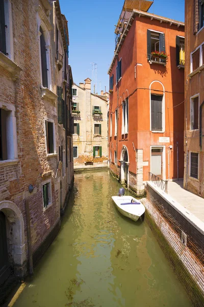 Venedig, Venetien, Italien. sehr schmaler Kanal. eine typische Gasse der Altstadt von Venedig. — Stockfoto