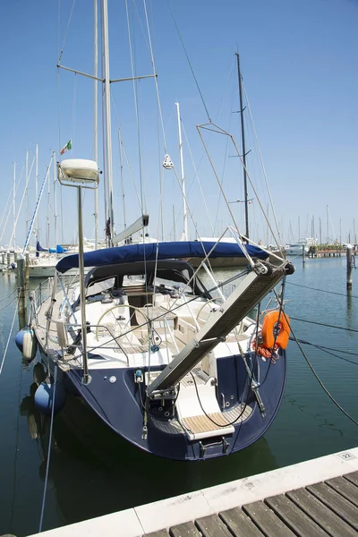 Blue yacht w porcie czeka. Morze jest spokojne. — Zdjęcie stockowe