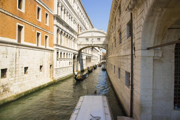 Venecia, Véneto, Italia 20 de junio de 2017. Canal muy estrecho. A ty. — Foto de Stock