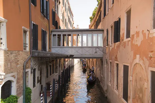 Venedig, veneto, italien 20. juni 2017. sehr schmaler Kanal. eine typische Gasse der Altstadt von Venedig. — Stockfoto