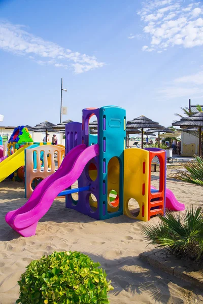 Lekplats på stranden i sommar i Rimini, Italy. — Stockfoto