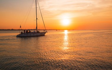 Yat iskeleye yola çıkacak. Deniz günbatımı Zamanı