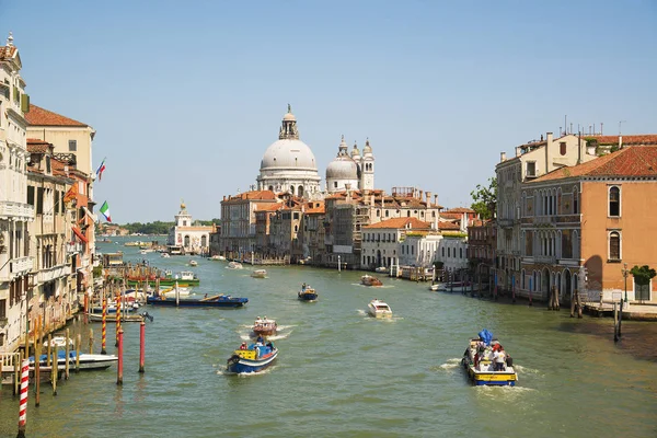 Canal Grande och de Basilica Santa Maria della Salute, Venedig, Italien, 20 juni 2017. — Stockfoto