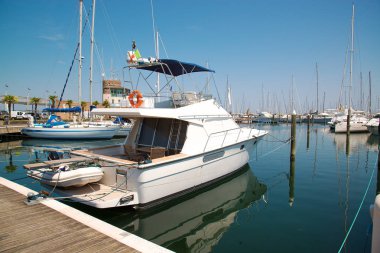 Bağlantı noktası bekleyen Yatlar. Denizde sakin.