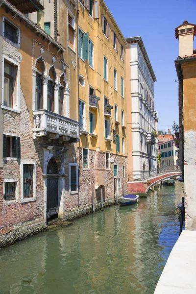 Venecia, Veneto, Italia - 20 de junio de 2017. Canal muy estrecho. Un callejón típico de la parte antigua de la isla de Venecia . — Foto de Stock