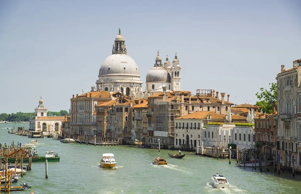 The Grand Canal and the Basilica of Santa Maria della Salute, Venice, Italy - June 20, 2017. — Stock Photo, Image