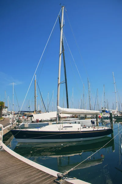 Yachts i havnen venter. På havet er rolig . - Stock-foto