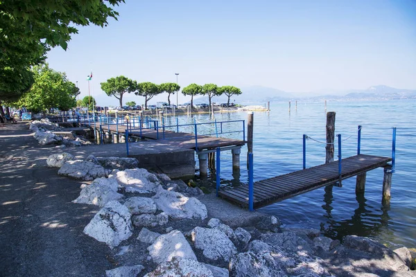 Puente de madera sobre el lago de Garda en Italia . — Foto de Stock