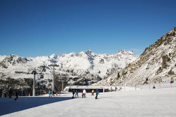 Panorama des österreichischen Skigebiets Ischgl mit Skifahrern. — Stockfoto