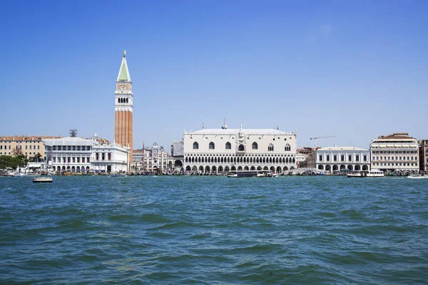 Gran Canal y Palacio Ducal y Campanile en Piazza di San Marco, Venecia, Italia — Foto de Stock