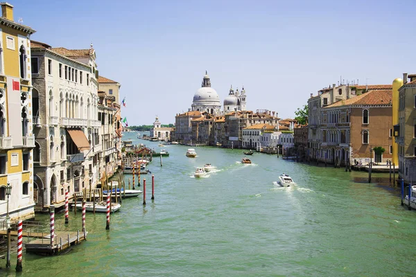 Het Grand Canal en de basiliek van Santa Maria della Salute, Venetië, Italië — Stockfoto