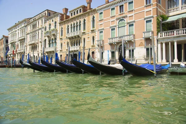 Blick auf die venezianischen Gebäude vom Canal Grande — Stockfoto
