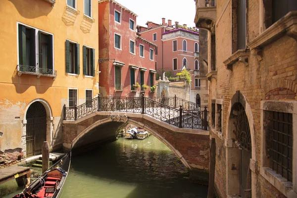 Venedig, veneto, italien - 20. juni 2017. sehr enger kanal. eine typische Gasse der Altstadt von Venedig. — Stockfoto