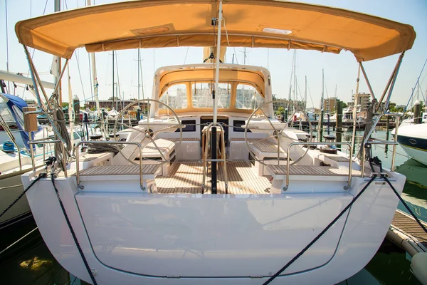 Yachten im Hafen warten. auf dem Meer ist ruhig. rimini, italien. — Stockfoto